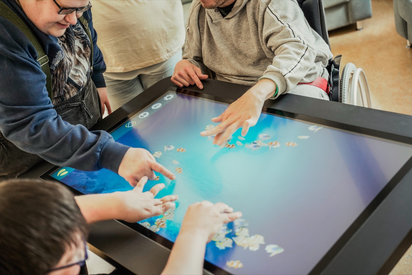 Klienten starten gemeinsam am CareTable in den Tag