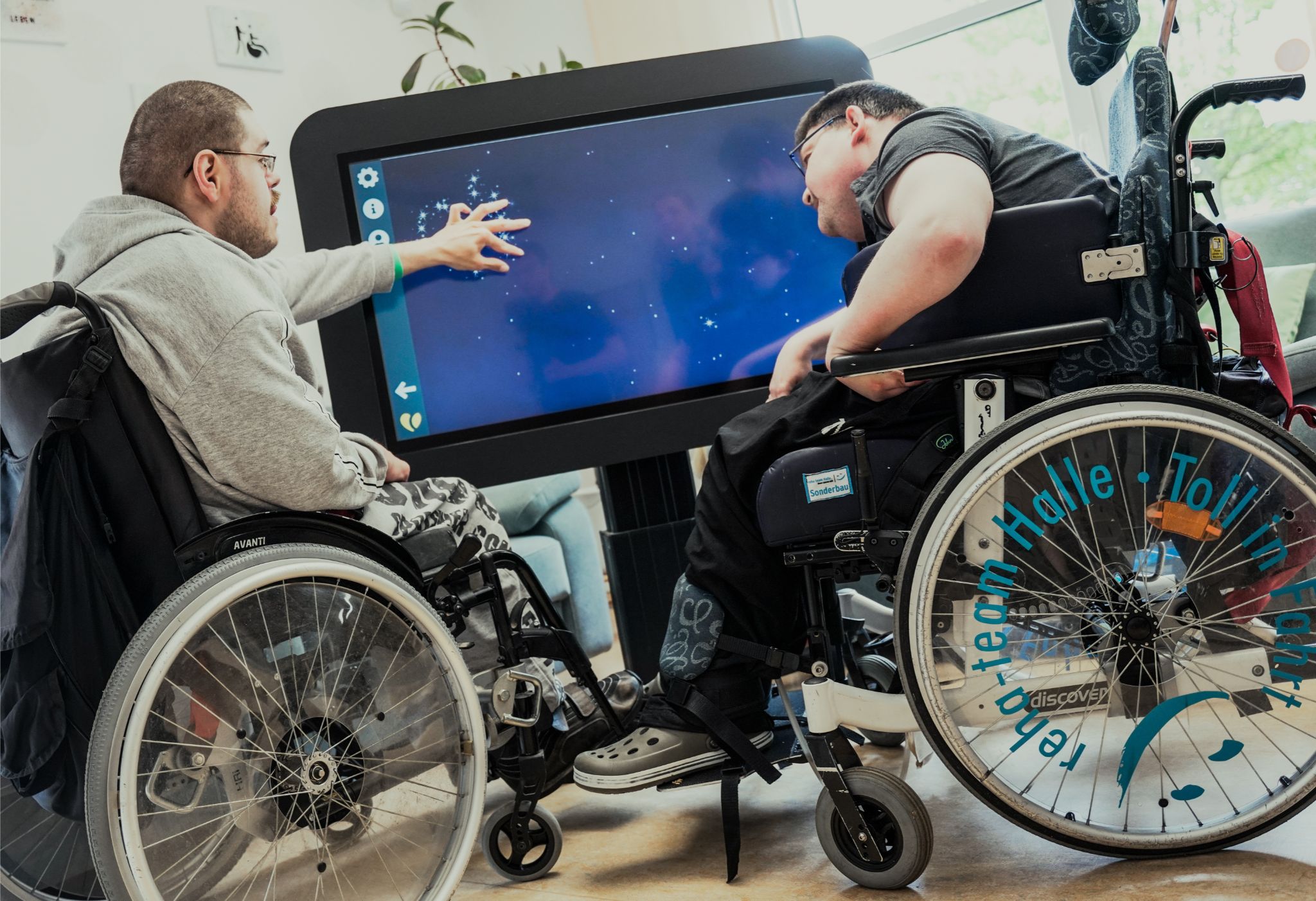 Zwei Klienten im Rollstuhl nutzen gemeinsam den CareTable